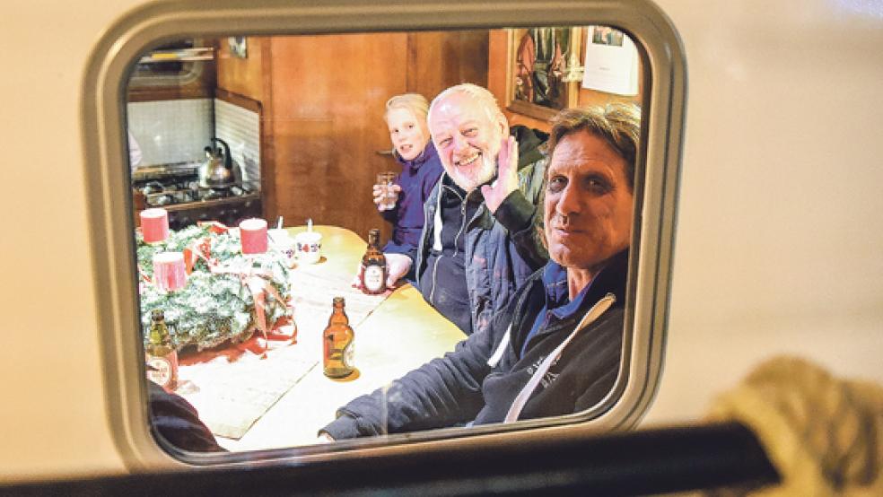Jürgen Sattler (rechts) wird auf der »Pacifico« wieder über Tierschutz-Aktionen informieren. Auch andere Traditionsschiffe laden die Besucher des Weeneraner Adventsmarktes am Alten Hafen an Bord ein. © Archivfoto: Bruins