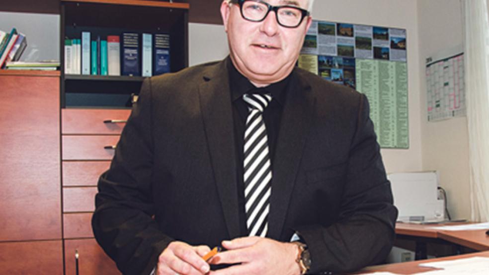 Hat sich in alter Wirkungsstätte schnell wieder zurecht gefunden: Jemgums Bürgermeister Hans-Peter Heikens. Von 1984 bis 1989 arbeitete er in der Verwaltung des Rathauses. Danach schlug er eine journalistische Laufbahn ein.  © Foto: Hanken