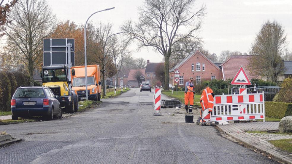 Die Sanierungsarbeiten - hier gestern im Kreuzungsbereich der Boenster Hauptstraße und der Oedenfeldstraße - werden sich noch bis in die nächste Woche hinziehen. © Foto: Szyska