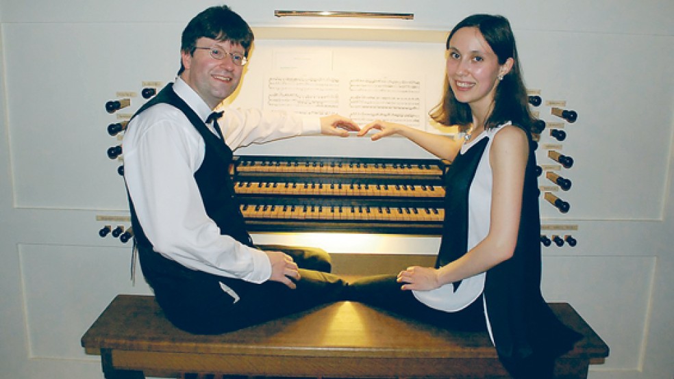 Sie spielen Orgel zu zwei und vier Händen: Winfried Dahlke und Darija Schneiderova gestalten morgen ein Konzert mit Werken des Barock, der Klassik und der frühen Romantik.  © Foto: Kuper