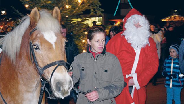 Markt mit Feuerschein und Musik