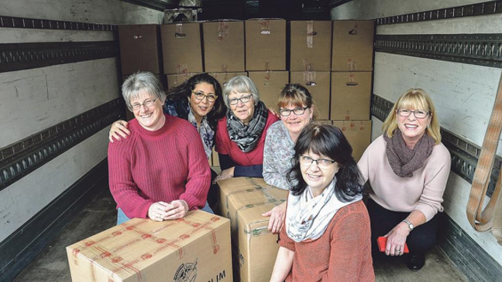Unterstützen die Aktion »Weihnachten im Schuhkarton« (von links): Almut Hansen, Carla Auslitz, Renate Peters, Monika Haase Heidi Ewaldt und Linda Glowczewski. Die Kartons wurden mit einem Lastwagen von Weener nach Berlin gebracht.  © Foto: Boelmann