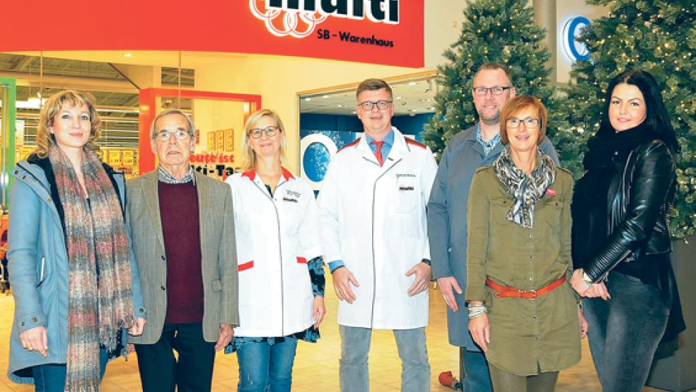 Tanja Neuhaus und Klaus Hinzpeter vom Kinderschutzbund nahmen die Spende von Birte Haupt und Matthias Brahms vom »multi Ostfriesland-Center«, Freizeitmüller Jan Meints von der Mühle Wichers aus Stapelmoor sowie Ulla de Wall und Denisa Brauwer vom Modehaus Böckmann (im Bild von links) entgegen. © Foto: Wolters