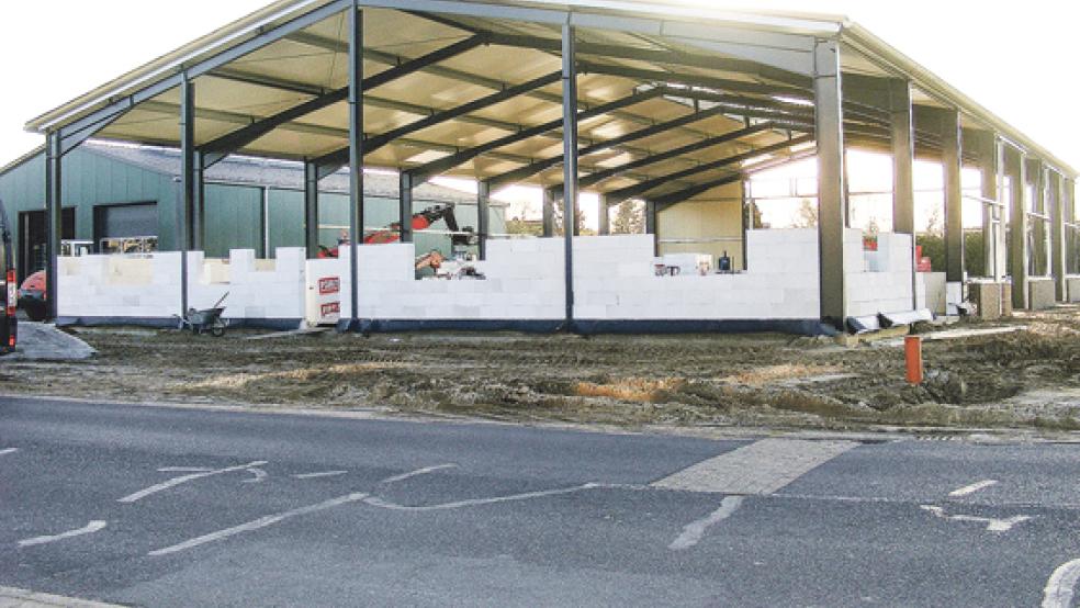 Die Lagerhalle inklusive Bürotrakt mit einer Fläche von rund 770 Quadratmetern wird der neue Firmensitz von Bauunternehmer Achim Dannen aus Möhlenwarf. © Foto: Szyska