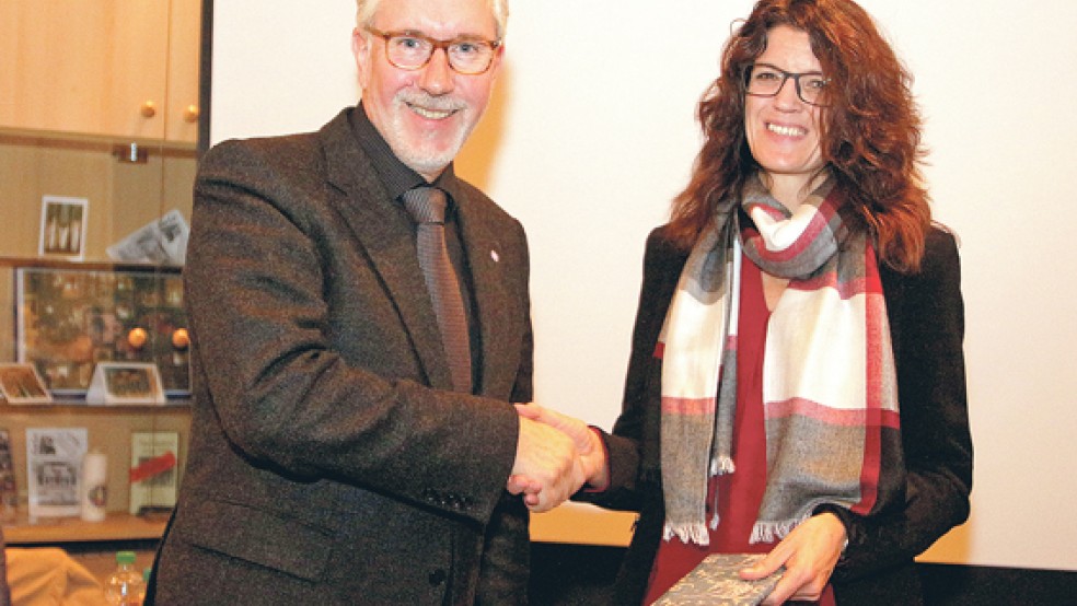 Burghard Klemenz als Vorsitzender des Diakonischen Werkes in Ostfriesland dankte Kirchenamts-Mitarbeiterin Lydia Duis für ihr besonderes Engagement. © Foto: Dübbel (Kirchenkreis)