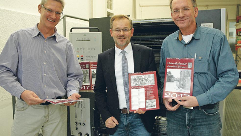 Den neuen Heimatkalender 2017 holte Herausgeber Meik Hochmann gestern druckfrisch im Medienhaus Risius in Weener bei Geschäftsführer Bernd Lindemann und Produktionsleiter Paul Jürgens ab (im Bild von links). © Foto: Szyska