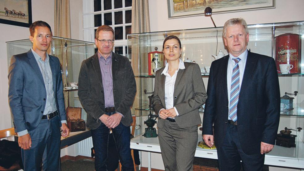 Die Planer und ihre Partner bei der Stadt Weener: (von links) Sascha Denneng vom Büro Lademann und Partner, Bauamtsleiter Andreas Sinningen, Referentin Sandra Emmerling und Bürgermeister Ludwig Sonnenberg. © Foto: Hoegen