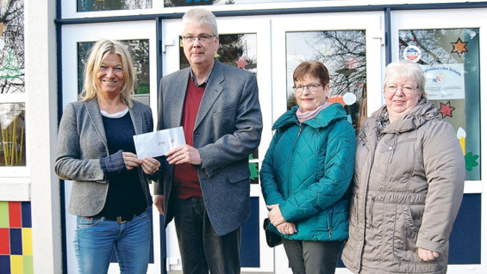 Schulleiterin Mechthild Tammena nahm die Spende von Karlheinz Hinderks, Cornelia TImmer und Anna Fokken (im Bild von links) entgegen. © Foto: Hoegen