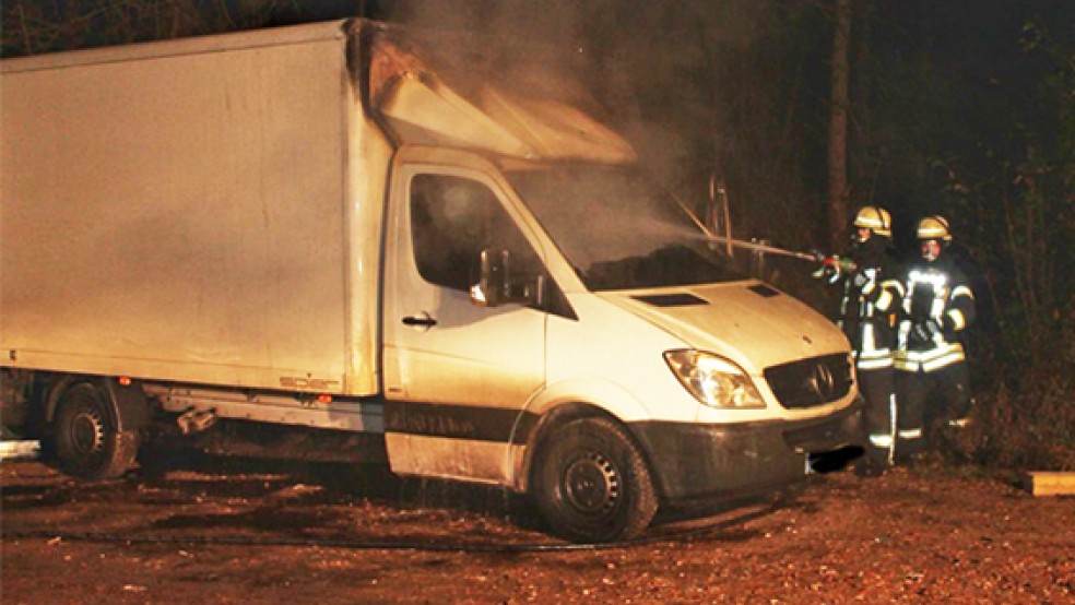 Schwer beschädigt wurde dieser Kleinlaster, der in der Nacht zum Sonntag im Gewerbegebiet in Ostrhauderfehn in Flammen stand. © Foto: Feuerwehr