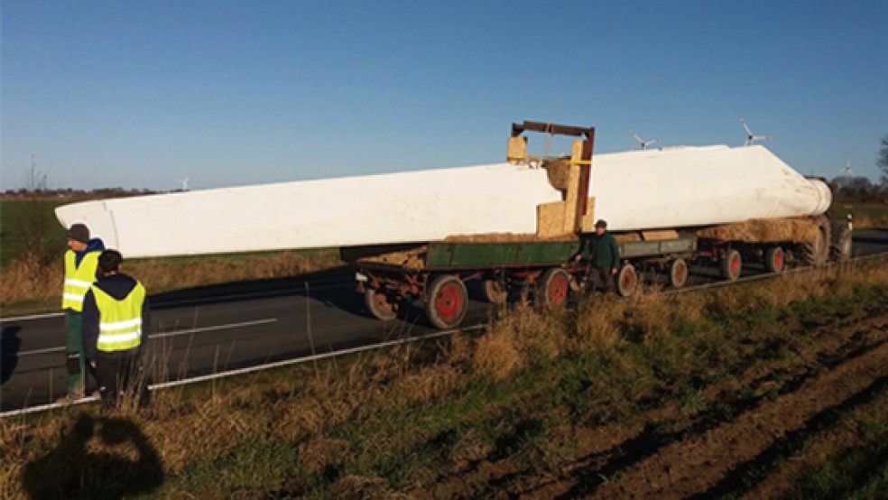 Drei Flügel einer Windkraftanlage hatte ein Traktor-Gespann in Stedesdorf bei Wittmund geladen. © Foto: Polizei