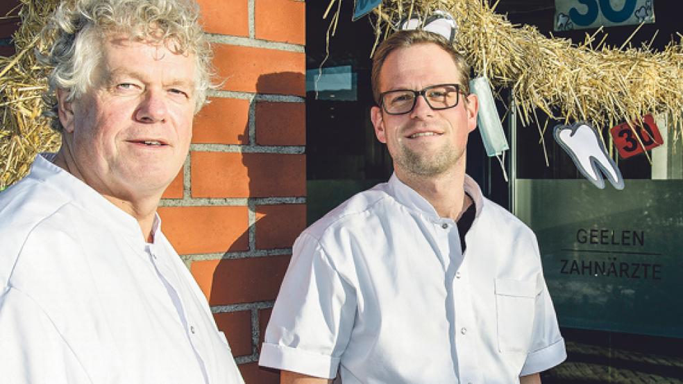 Vater und Sohn: Hans Paul und Xander Geelen vor ihrer Praxis in Tichelwarf, die kürzlich ihren 30. Geburtstag feierte. Beschäftigt sind hier sechs zahnmedizinische Fachangestellte, zwei davon in Vollzeit. © Foto: Hanken