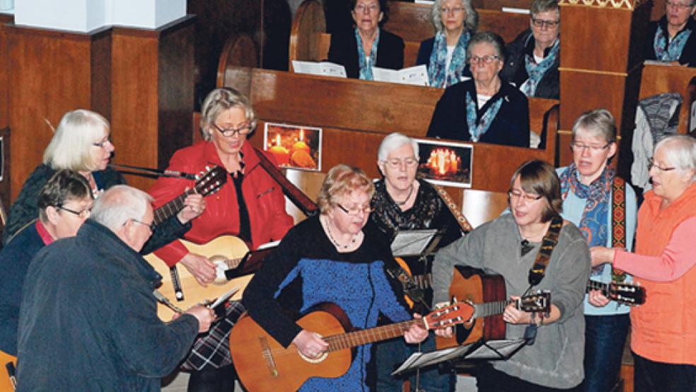 Der Gitarrenchor unter der Leitung von Foline de Vries sang und spielte Weihnachtslieder.  © Fotos: Kuper