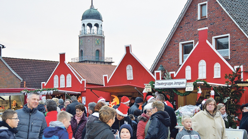 Ein Weihnachtsdorf im Dorf - die kleine rote Budenstadt des Jemgumer Weihnachtsmarktes strahlt immer eine ganz besondere Atmosphäre aus.  © Fotos: Himstedt