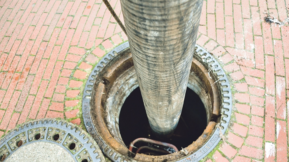 In der Oberfletmer Straße in Jemgum hat die Fachfirma »Veolia« gestern Vormittag Messungen durchgeführt. Die Kanalisation wurde auch gereinigt.  © Foto: Boelman