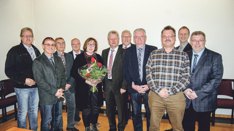 Die Riege der Ortsvorsteher: Von links Friederich Sap, Garrelt Janssen, Hans-Ludwig Timmer und Gerrit Dreesmann. Heidi Knoop, seit 2006 Ortsvorsteherin von Diele, wurde gestern von Bürgermeister Ludwig Sonnenberg (neben ihr) verabschiedet. Neben Sonnenberg Bernhard Siemons, Broer-Wübbena-Mecima, Andreas Silze und Hinrich Sap, Nachfolger von Heidi Knoop. Rechts hinten der Erste Stadtrat Hermann Welp.  © Foto: Hoegen