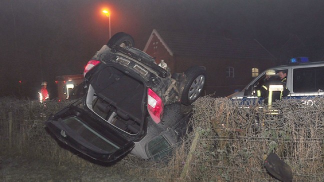 Auto kopfüber in Hecke