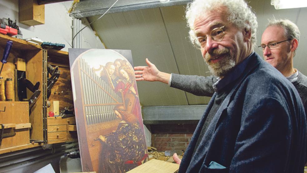 Winhold van der Putten mit einem Bauteil der Orgel-Rekonstruktion. Rechts im Bild: Orgelbaumeister Harm Dieder Kirschner hält die Bildvorlage aus dem Genter Altar fest, nach der die mittelalterliche Orgel rekonstruiert wird. © Fotos: Hanken