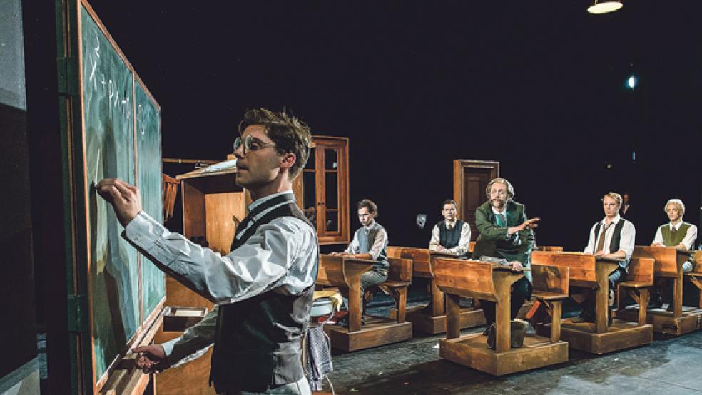 Der Schüler Pfeiffer an der Tafel - Die Aufführung der »Feuerzangenbowle« begeisterte auch in Weener. © Foto: Landesbühne