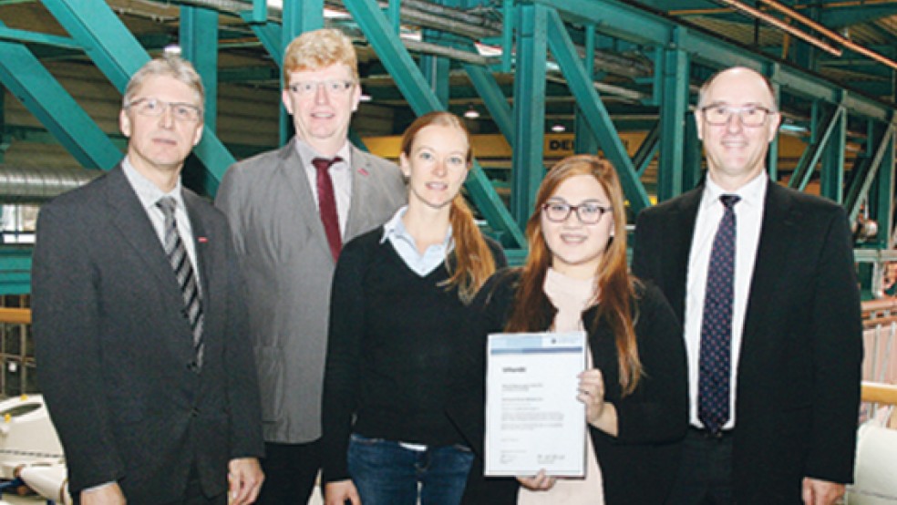 Mai Linh Nguyen (Mitte) gratulierten (von links) Jörg Frerichs, Präsident Albert Lienemann (beide HWK), Ausbilderin Marita Hoffmann und Gesamtproduktionsleiter Klaus Peters. © Foto: Handwerkskammer für Ostfriesland