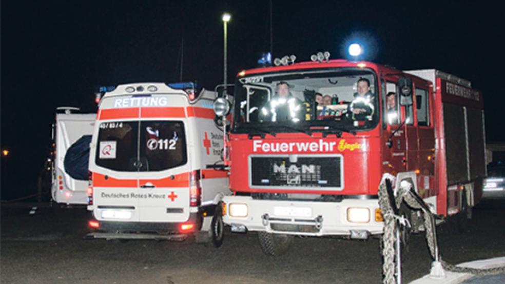 Rettungssanitäter, Feuerwehr und Polizei waren am Dienstagabend am Alten Hafen in Weener im Einsatz. © Foto: Hanken