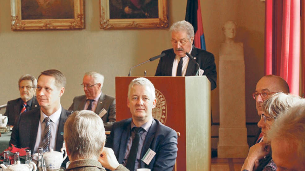 Landschaftspräsident Rico Mecklenburg (am Rednerpult) begrüßte die beiden neuen Landräte Holger Heymann (im Vordergrund links) und Matthias Groote (daneben).  © Foto: Böhmer