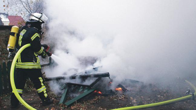 Abfallhaufen brennt neben Bauernhaus