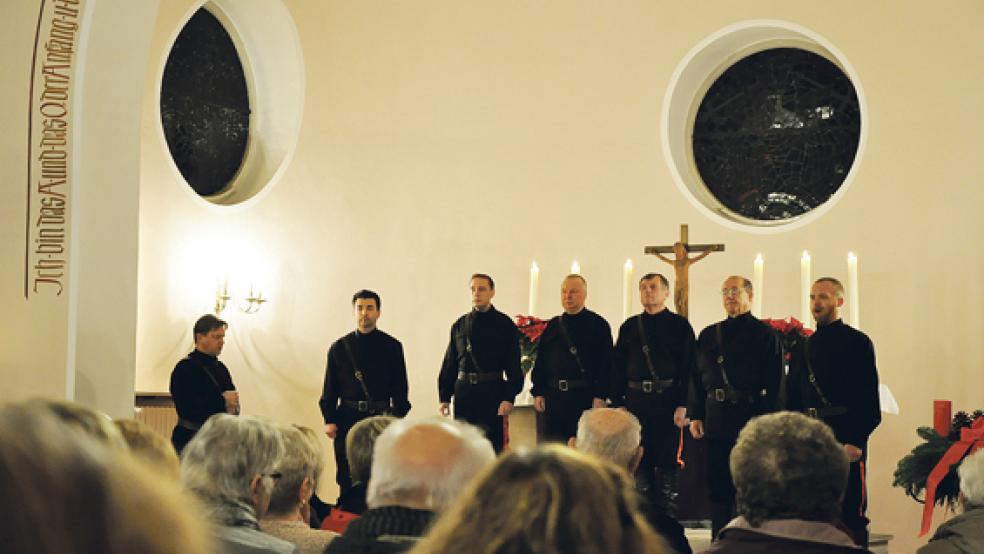 Die Maxim Kowalew Don Kosaken haben in der ev.-luth. Erlöserkirche in Weener ein festliches Adventskonzert gegeben. © Foto: Boelmann