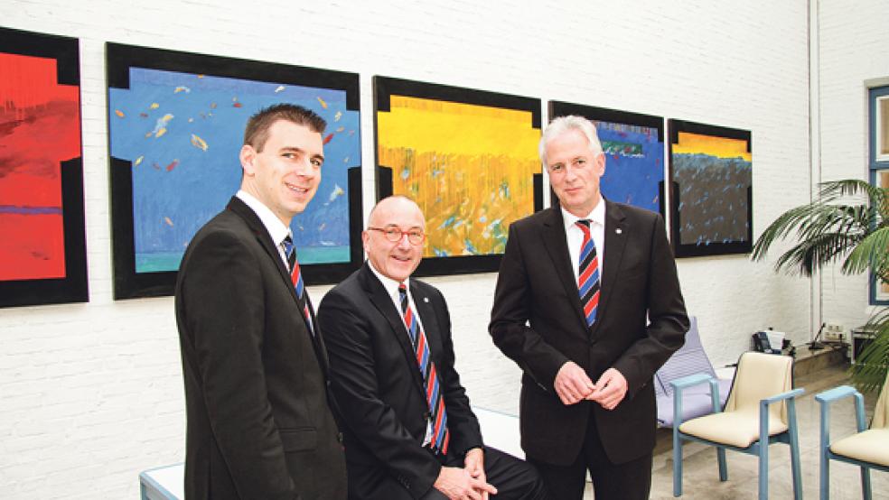 Übergabe: Joachim Queck weiß die Brandkasse in den sehr guten Händen seines Nachfolgers Thomas Weiss (rechts) und seines Kollegen Gerrit Wilken (links). © Foto: privat