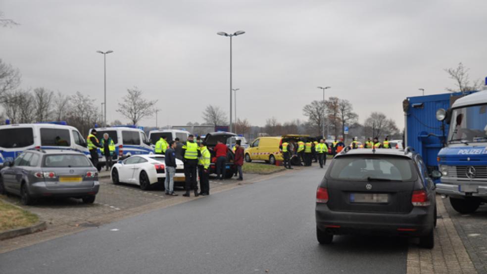 Die Polizei hat auf der Autobahn 30 bei Bad Bentheim am Mittwoch eine Großkontrolle durchgeführt. Auch auf der A 31 bei Weener waren Beamte im Einsatz.  © Foto: Polizei 