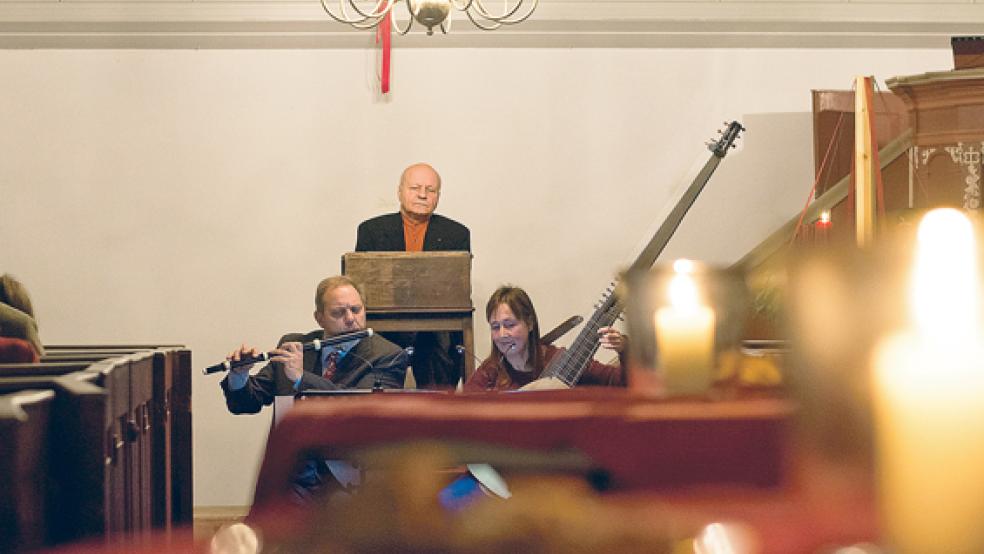 Autor Eike Werner las in der Kirche zu Kirchborgum. Hajo Wienroth (Flöte) und Ute Schildt (Laute) begleiteten diese Lesung musikalisch. © Foto: Abbas