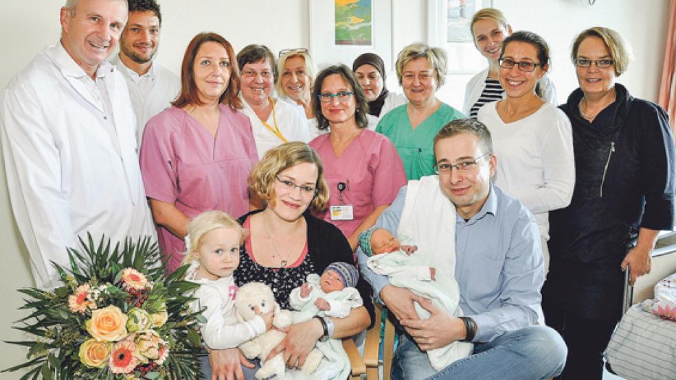 Das Team der Geburtshilfe rund um Chefarzt Dr. Jacek Skubis (links) freut sich mit den Eltern Elsa Oltmanns (mit Paul Gebhard und Schwester Mirja auf dem Arm) und Matthias Backer (mit Michel Ewald auf dem Arm). © Foto: Klinikum