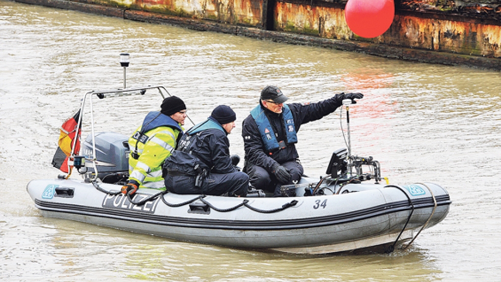 Die Polizei war gestern in Emden mit einem Sonarboot im Einsatz, um die vermisste Gerda Basse zu suchen. © Foto: Hasseler