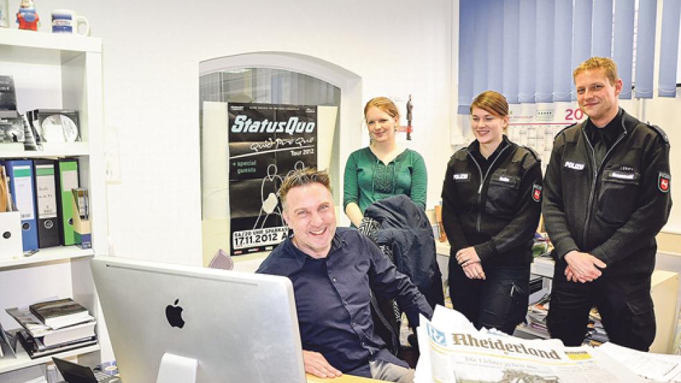 Einen Reaktionsbesuch statteten Kristina Eckert, Sina Butke und Christian Groeneveld (stehend von links) von der Polizeiinspektion Leer-Emden RZ-Chefredakteur Kai-Uwe Hanken (sitzend) ab.  © Foto: Boelmann