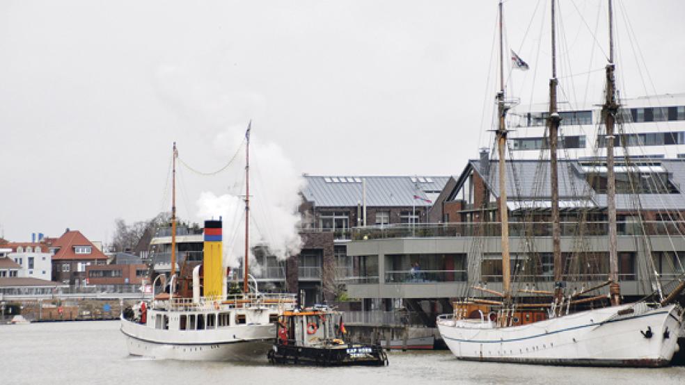 Nach fast 60 Jahren war die Dampfpfeife der »Prinz Heinrich« am Donnerstag wieder im Hafen von Leer zu hören. Der Schlepper »Kap Hoorn« schob den restaurierten Traditionsdampfer zu seinem Anlegeplatz vor dem Amtsgericht im Leeraner Freizeithafen.  © Foto: Wieking