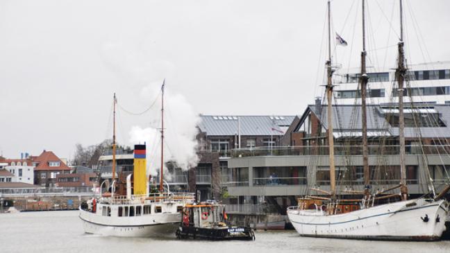 »Prinz Heinrich« dampft durch den Hafen