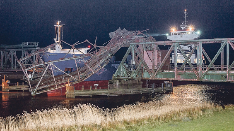 3. Dezember 2015: Um 18.03 Uhr kracht der rund 112 Meter lange Frachter »Emsmoon« in die geschlossene Friesenbrücke - kurz bevor ein Zug das Bauwerk queren wollte. © Foto: Mentrup