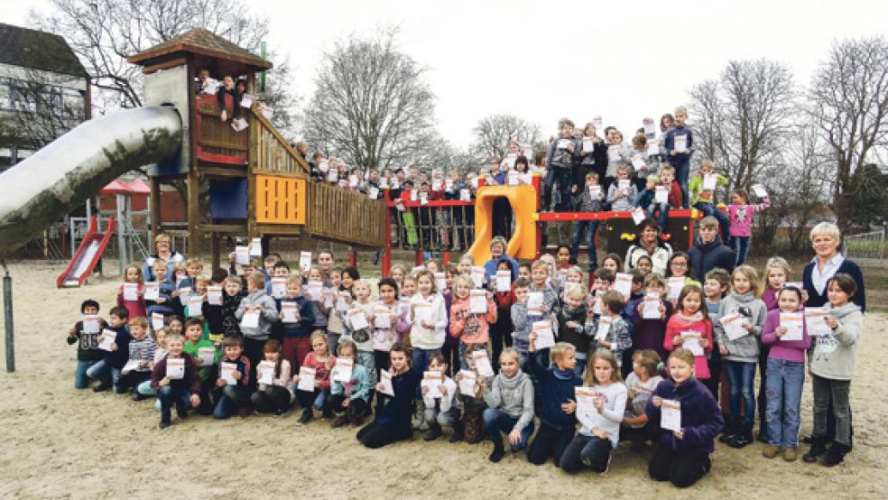 Stolz zeigten die Kinder ihre Auszeichnungen. © Foto: Muising