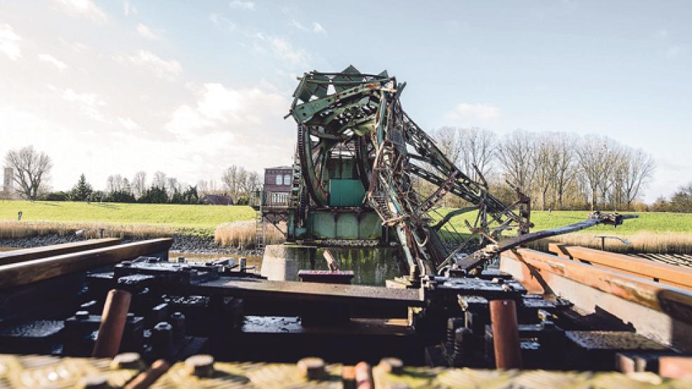 Das Unglück: Am 3. Dezember 2015 kracht der Frachter »Emsmoon« in die Friesenbrücke und zerstört das Bauwerk. Auch ein Jahr später haben die Bauarbeiten noch nicht begonnen. © Archivfoto: Klemmer