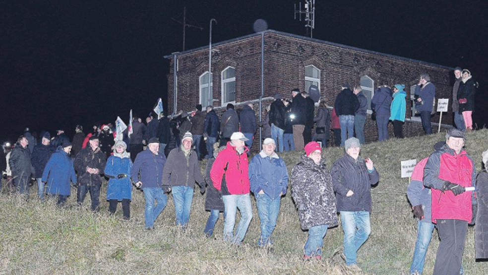 Am Emsdeich an der Friesenbrücke in Weener kamen rund 120 Rheiderländer am Sonnabend zusammen. © Foto: Wolters