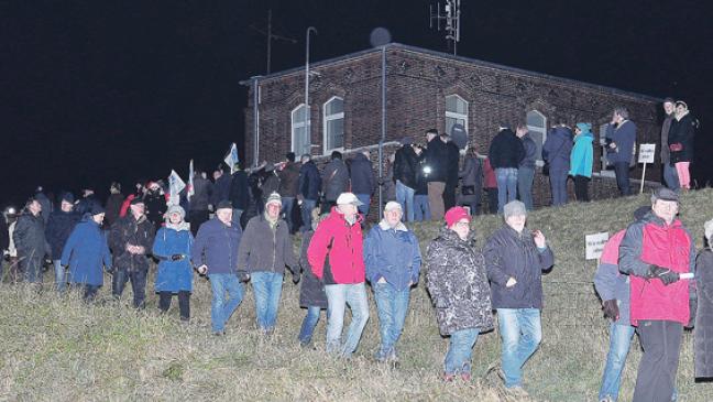 270 Bürger stehen an der Ems 