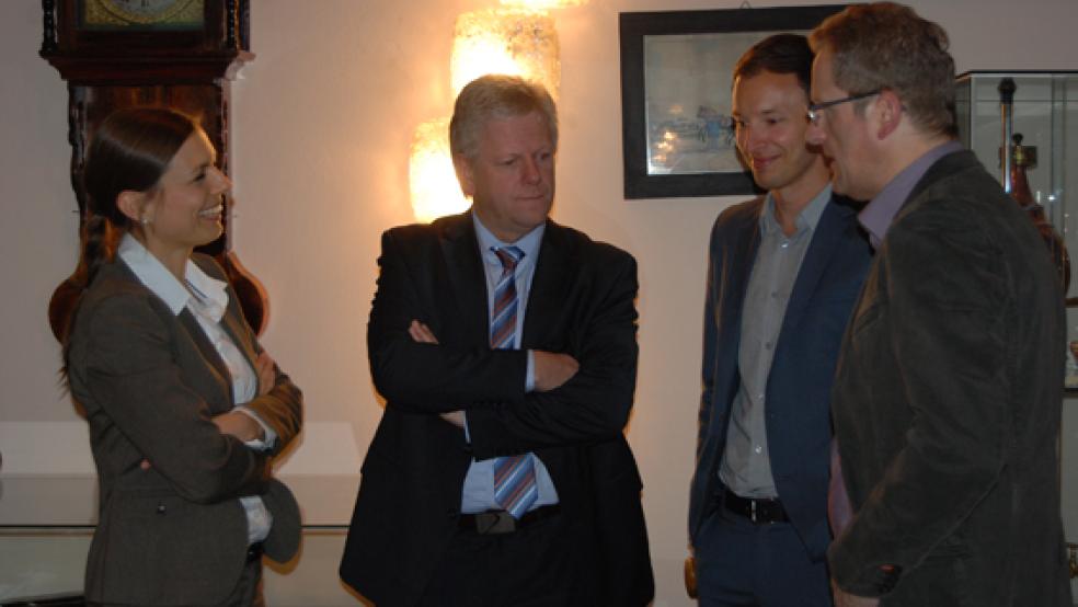 Im lockeren Gespräch: Sandra Emmerling, Bürgermeister Ludwig Sonnenberg, Sascha Denneng und Bauamtsleiter Andreas Sinningen bei der Bürgerbeteiligung im Heimatmuseum. © Archivfoto: Hoegen