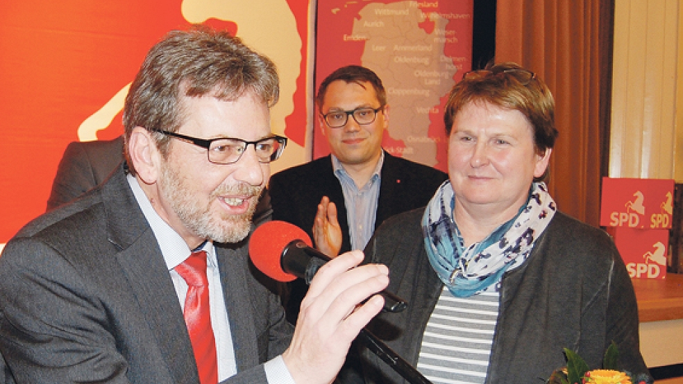 Dankte für das Vertrauen: Markus Paschke, neben ihm im Hintergrund der SPD-Europaabgeordnete Timo Wölken und die SPD-Landtagsabgeordnete Johanne Modder. © Foto: Hoegen