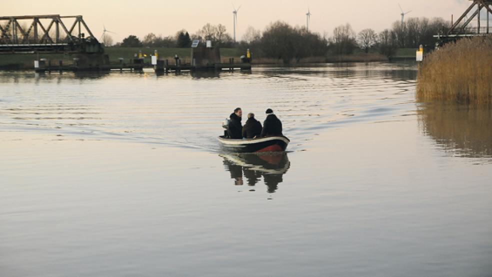 Mit einem Boot über die Ems: Das ist derzeit nach der Zerstörung der Friesenbrücke die einzige Möglichkeit, an das andere Ufer zu kommen. © Foto: Hellmers