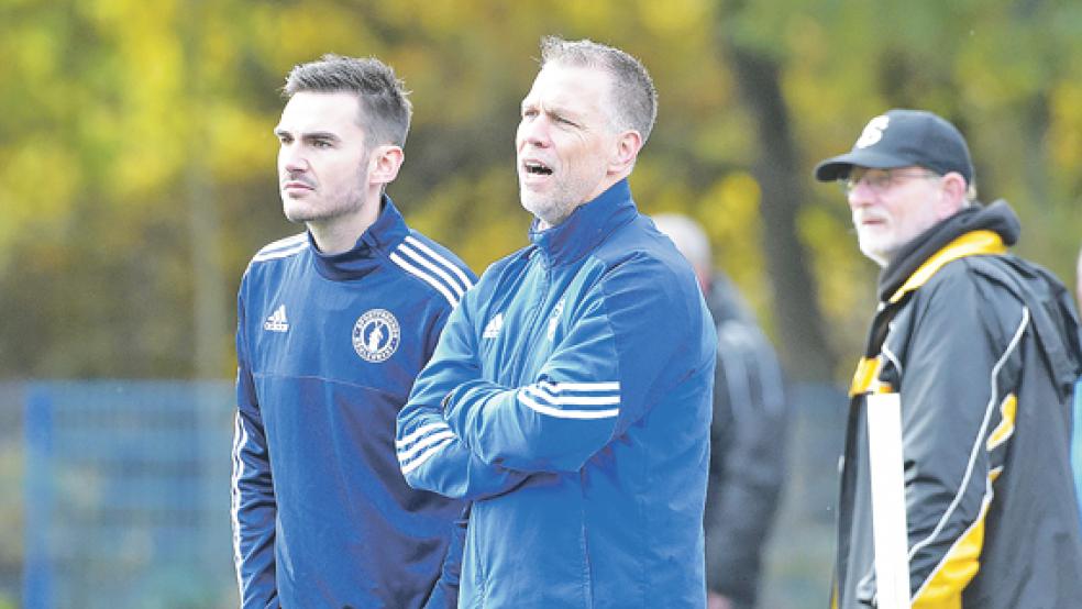 Ronnie Beukema (r.) ist nicht mehr Trainer der Sportfreunde Möhlenwarf II. Für Domenico Drechnowicz und die Mannschaft ist das ein schwerer Schlag. © Foto: Bruins