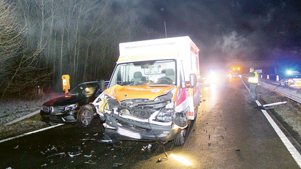 Bei einem Verkehrsunfall mit einem Rettungswagen und zwei Autos in einem Baustellenbereich auf der Autobahn 31 bei Neermoor haben fünf Menschen leichte Verletzungen erlitten. © Foto: Polizei