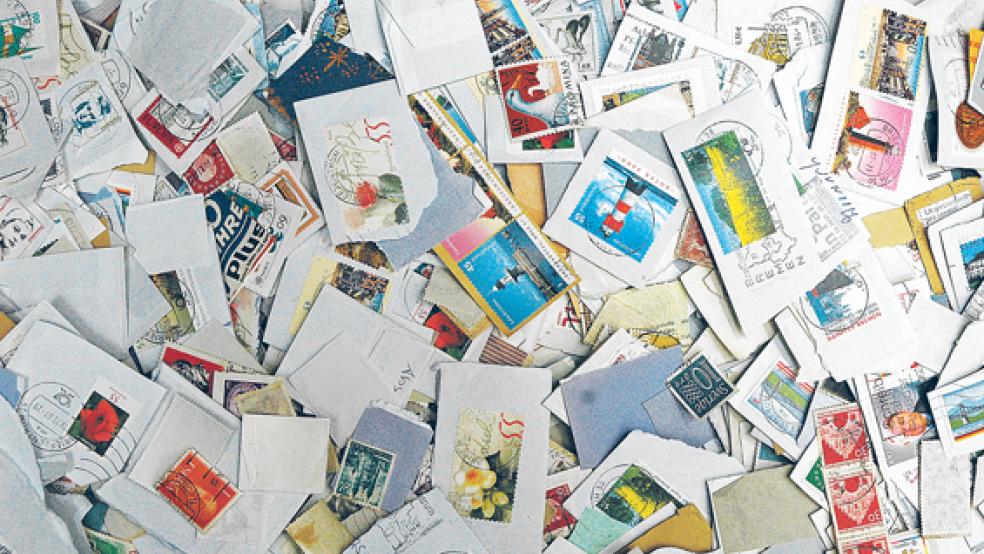 Nicht wie auf diesem Symbolfoto um abgestempelte Briefmarken ging es bei einem Diebstahl in Filsum. Bei der Beute handelte es sich um noch unbenutzte Postwertzeichen. © Foto: Szyska