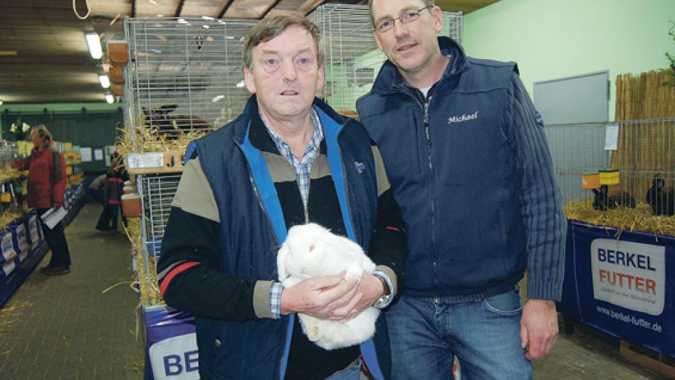 Meister in der Klasse 1 (Kleine Tiere) wurde Jan Bruns (links) aus Boen. Unser Foto zeigt ihn zusammen mit dem Vereinsvorsitzenden Michael Goemann. © Foto: Hoegen