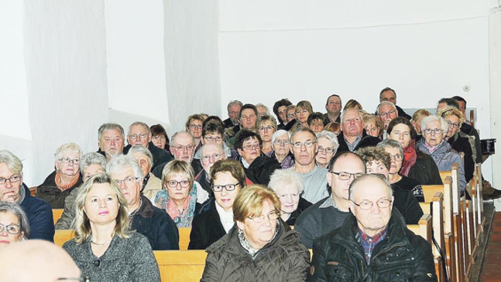 Bernd Schmaler und Werner Tschuschke begeisterten ihr Publikum mit traditionellen Weihnachtsliedern und internationalen Liedern in der Kirche in Oldensdorp. © Foto: Wolters