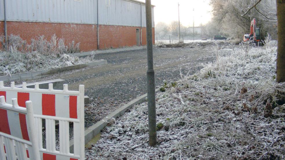 Der Parkplatz-Bau neben der Turnhalle wird jetzt nach monatelangem Stillstand fortgesetzt. © Foto: Szyska