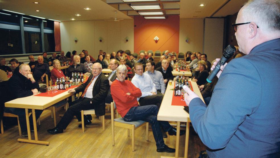 Der Jemgumer Bürgermeister Hans-Peter Heikens (rechts) begrüßte rund 70 Interessierte im Dörfergemeinschaftshaus. © Foto: Szyska